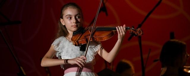 Андрей Воробьев пожелал удачи скрипачке из Чехова на фестивале в Швейцарии