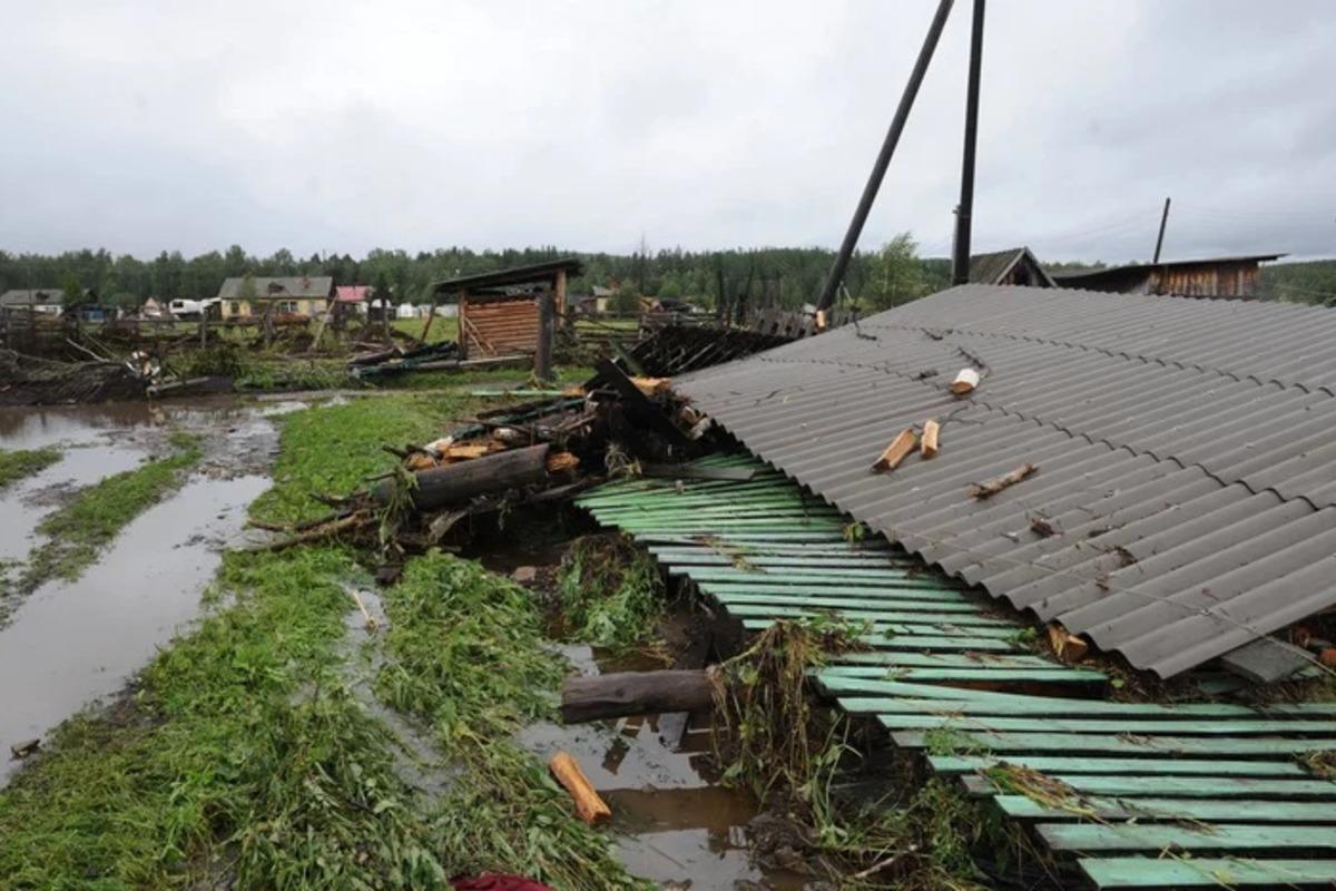 Потоп из-за прорыва дамбы в Челябинской области унес дом вместе с женщиной и детьми