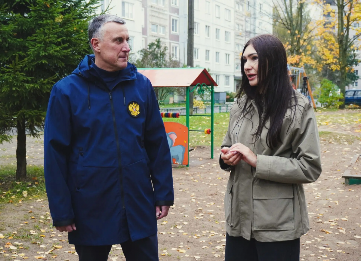 Глава Великого Новгорода Александр Анисимов: Во дворе ТОС «Северный» установили новые качели и детскую карусель благодаря инициативному бюджетированию