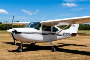 Попал прямо во двор: во Флориде легкомоторный самолет рухнул на жилой дом — пилот погиб на месте