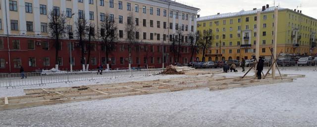 На главной площади Кирова начали строить ледовый городок