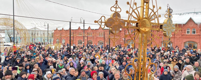 В Клину торжественно установили кресты на купола Троицкого собора