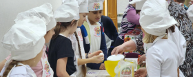 В Доме дружбы в Пушкине детей научили готовить татарские оладьи