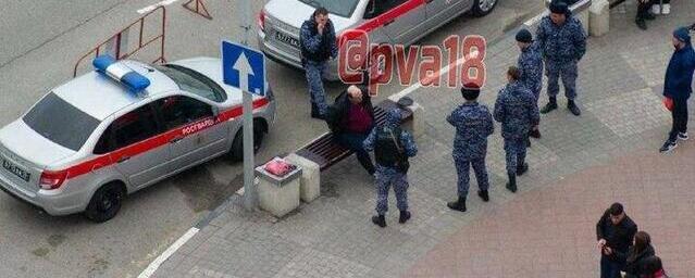 В Анапе на выходе из ТРЦ мужчина справил нужду и громко кричал