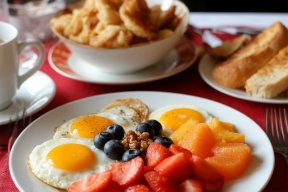 Секрет стройности: диетолог раскрыла простой утренний ритуал, который убивает ночной жор