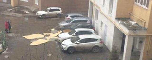 В Рязани на припаркованные автомобили рухнула обшивка стены дома