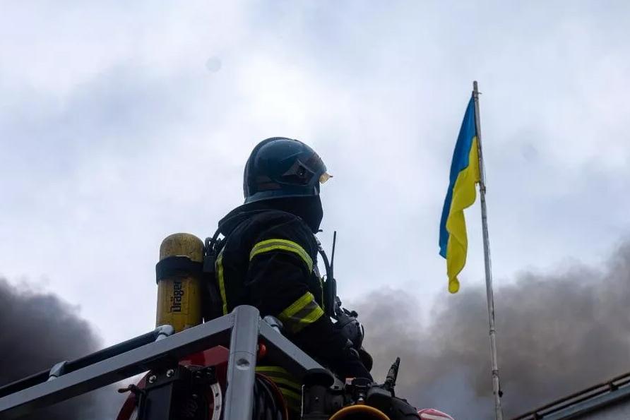 ГСЧС Украины: в Николаеве бушует масштабный пожар на площади в 30 гектаров
