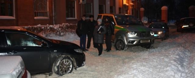 В Тутаеве приставы 7 часов штурмовали закрывшуюся в машине должницу