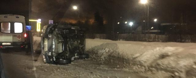 В Петербурге в ДТП из окна перевернувшегося автомобиля вылетел ребенок