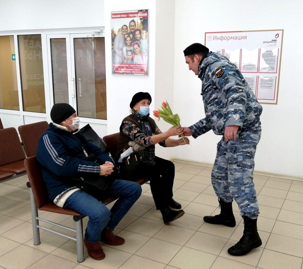 В Подмосковье судебные приставы приняли участие в акции «Вам, любимые»