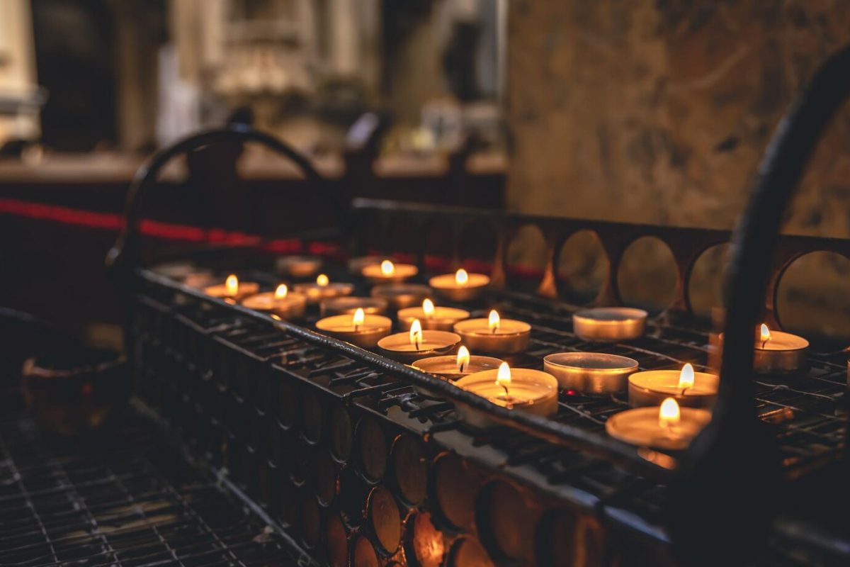 Стала известна судьба задувшего свечи в храме