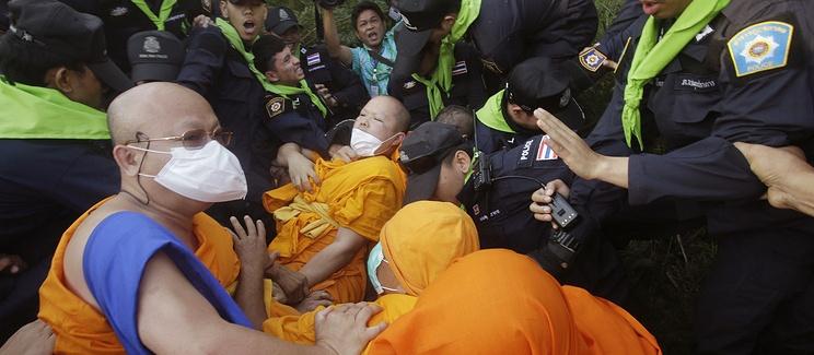 У стен монастыря в Таиланде монахи подрались с полицейскими
