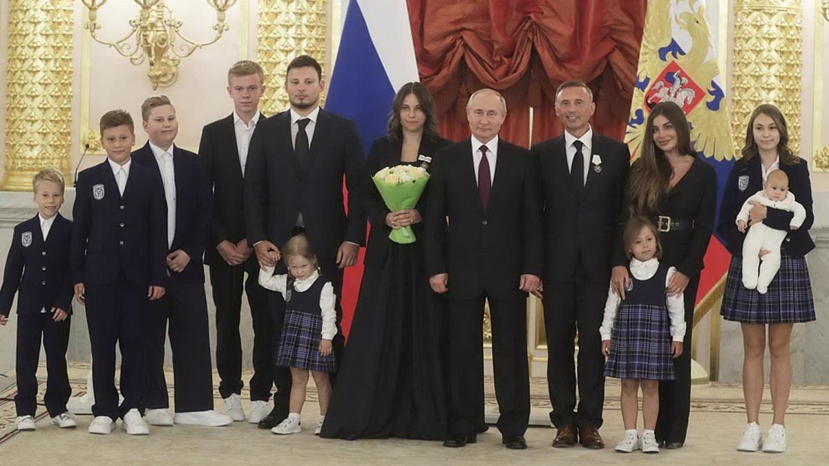 Многодетные семьи в России станут жить еще лучше: Путин подписал важнейший указ