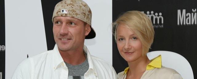 Жена Костомарова Оксана Домнина попросила прессу не беспокоить их вопросами о состоянии здоровья