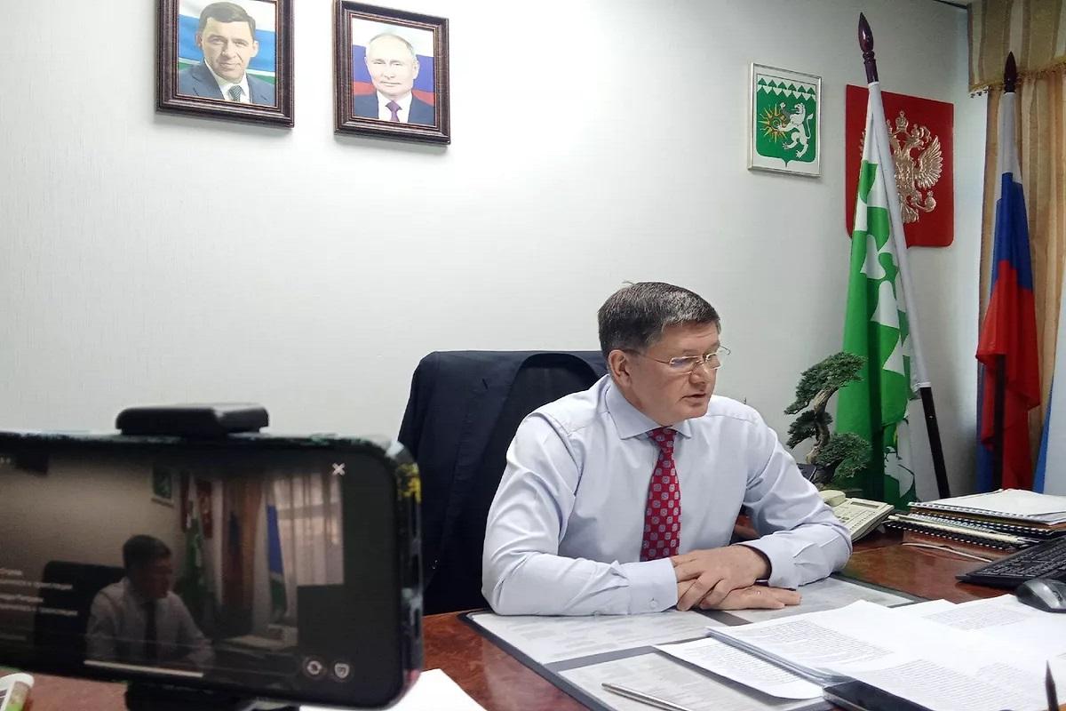 Уральский градоначальник покинул пост после скандальных выборов с женой шофера