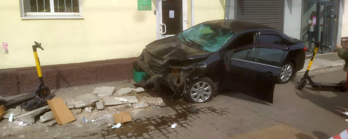 Пьяный водитель сбил 10 человек на автобусной остановке в Калуге
