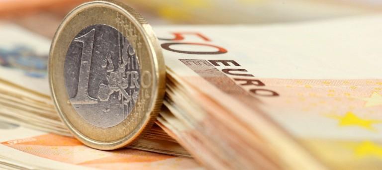 Курс евро в России впервые за месяц вырос до 64 рублей