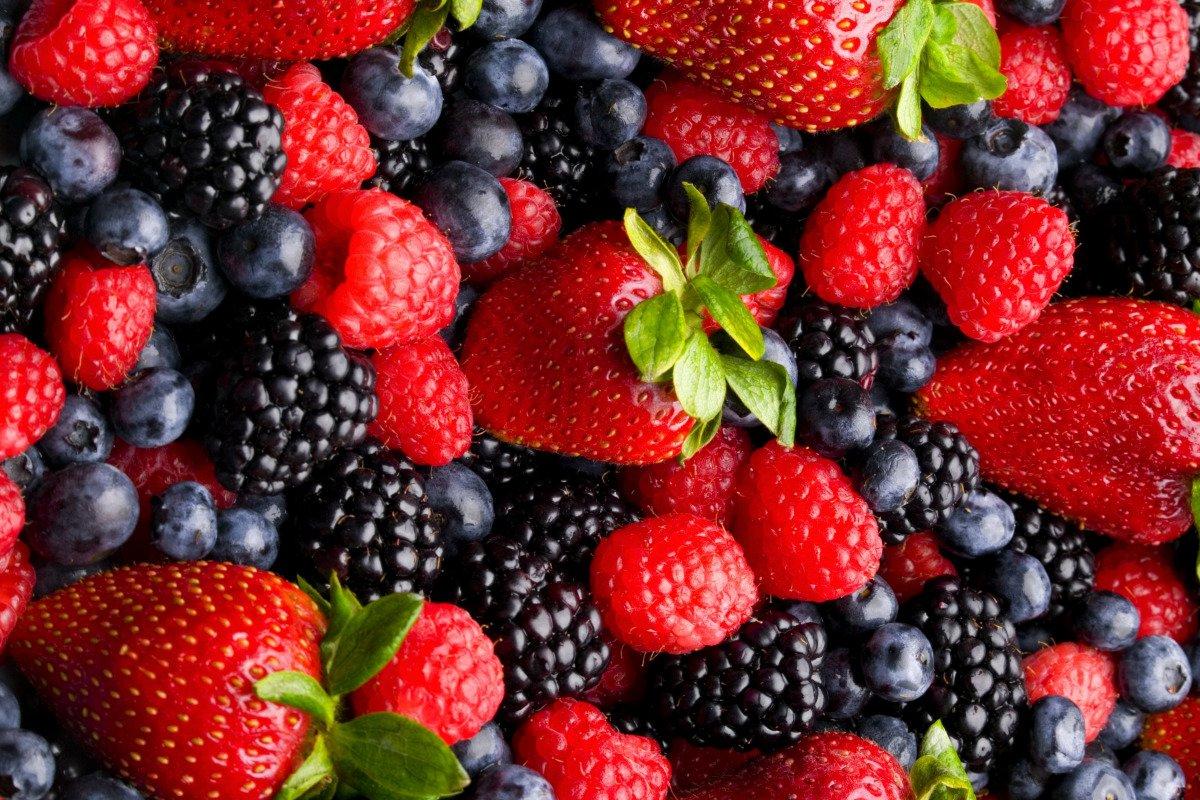 Черника, ежевика, малина и клубника считаются самыми полезными ягодами
