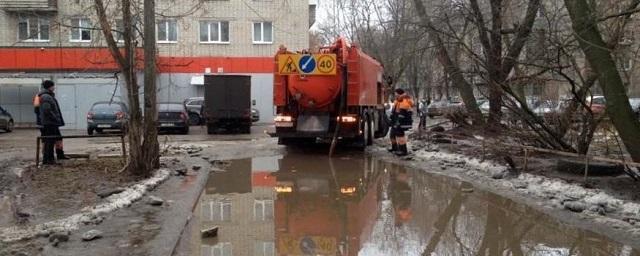 В Рязани откачали гигантскую лужу на улице Бирюзова
