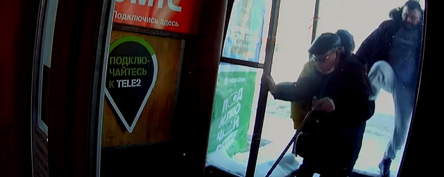 Полиция Кирова ищет мужчину, пнувшего пенсионера ногой в спину