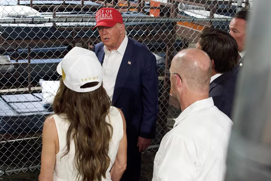 Трамп назвал себя «заключённым» в центре для мигрантов. Что не так с его речью?