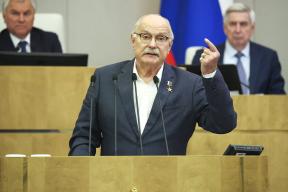 Михалков выступил против Певцова и Драпеко: диалог о детском кино