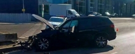 В Уфе водитель автомобиля разбился, влетев в информационный щит