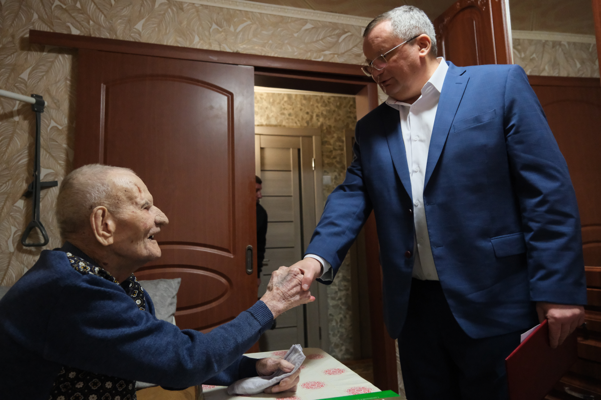 Председатель Думы Астраханской области Игорь Мартынов поздравил фронтовика со 101-летием: Сопричастность ветеранов к судьбе Родины является достойным примером для молодежи