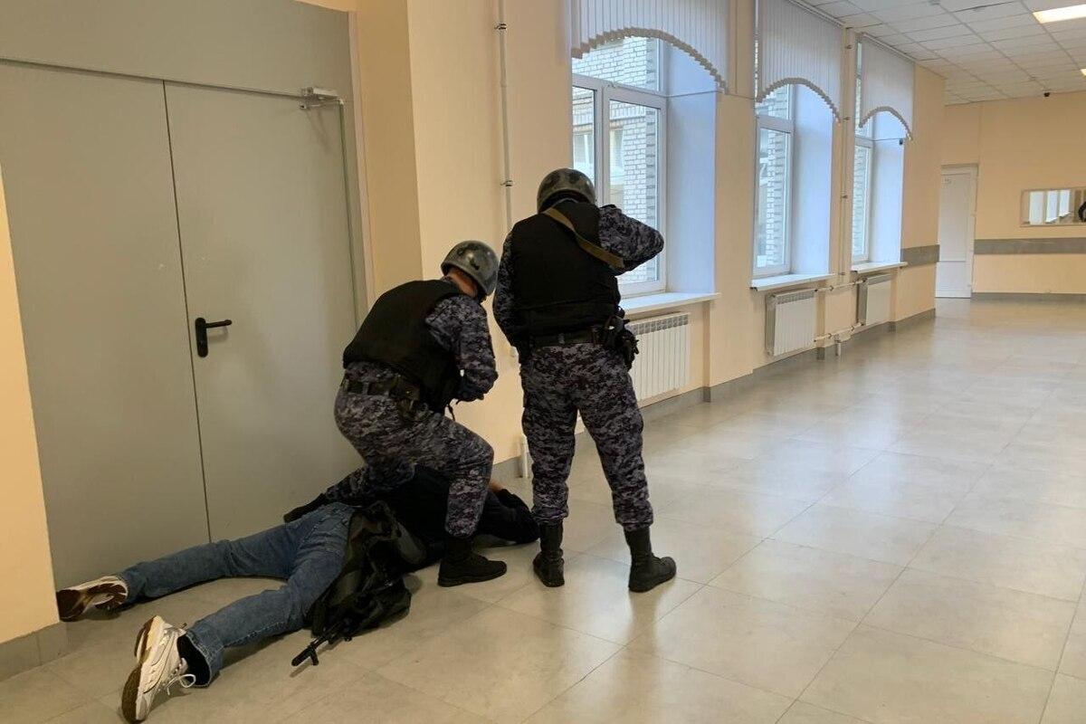Тульские росгвардейцы отработали сценарий теракта на территории школы