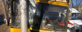 В Саратове автобус с пассажирами на скорости врезался в столб