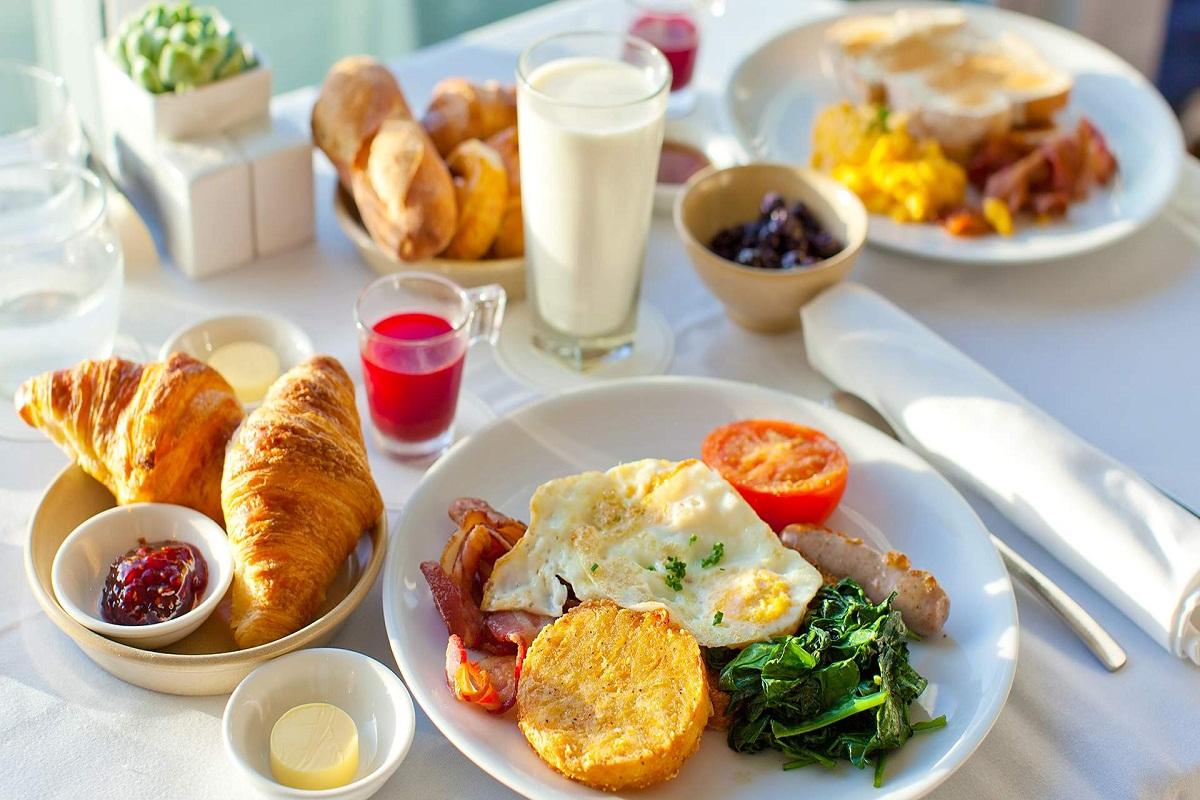 Эндокринолог Павлова посоветовала завтракать до восьми часов утра