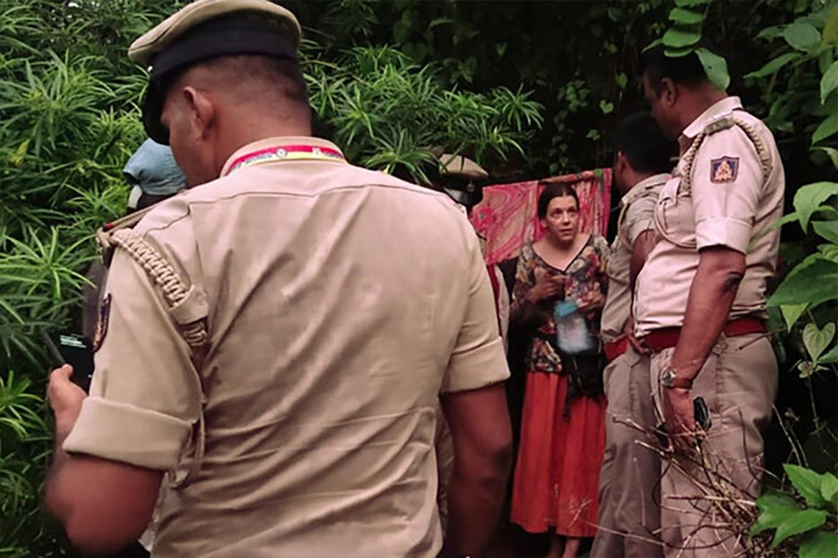 В Индии женщину и двух детей из России спасли из пещеры Гокарна