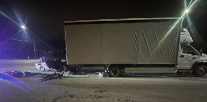 В страшном ДТП в Воронеже погибли два человека: легковушка влетела под стоящий грузовик