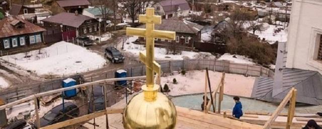 В Серпухове на Троицком соборе был установлен крест