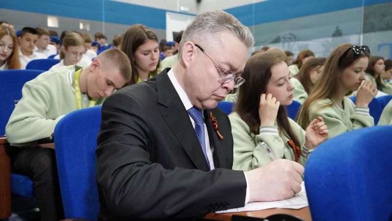 Губернатор Ставрополья принял участие в «Диктанте Победы»