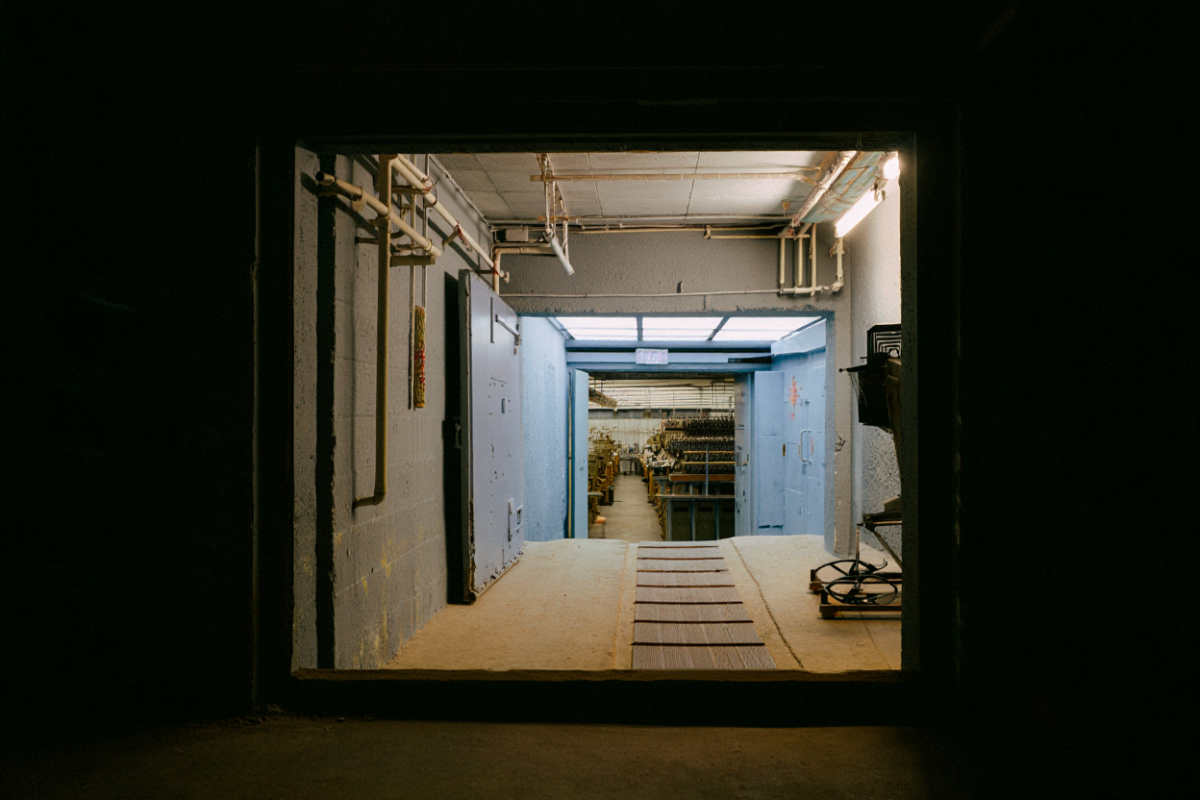 Суд передал бомбоубежище швейной фабрики в собственность государства