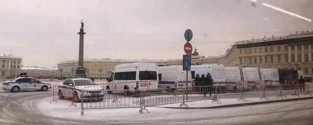 В преддверии выходных в центр Петербурга вывели автозаки и установили там ограждения