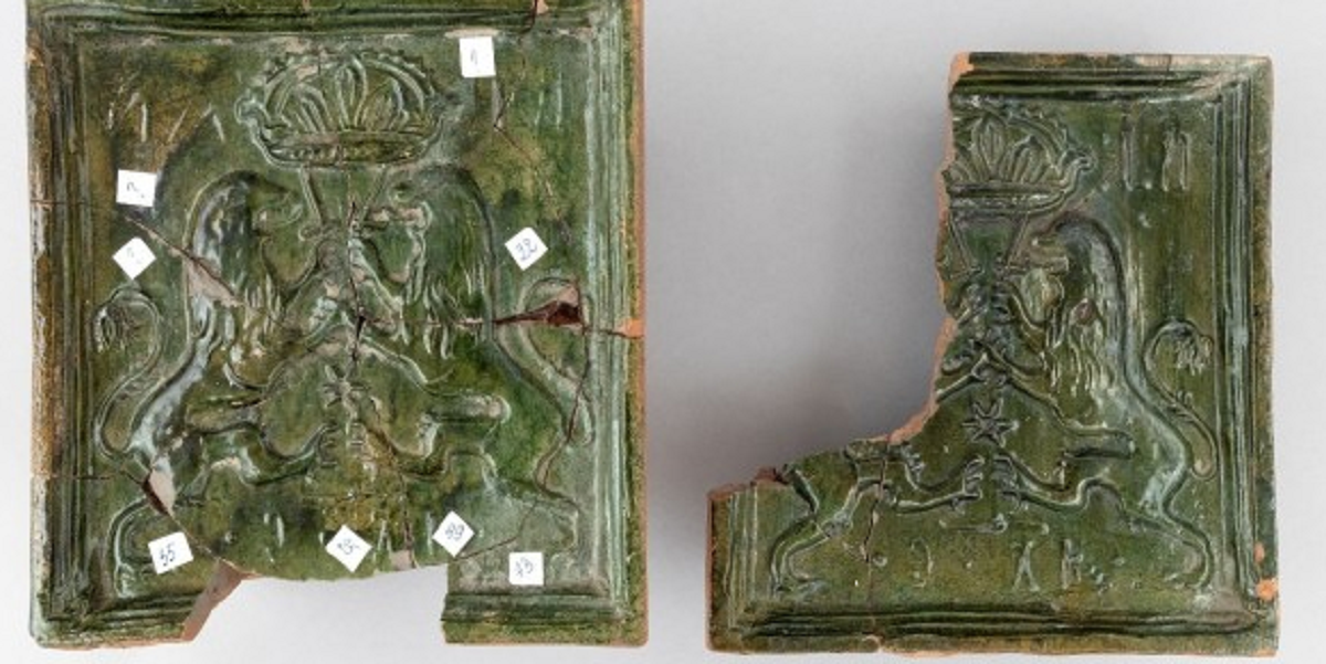 В псковском музее занимаются реставрацией уникального изразца, датируемого XVI – началом XVII века