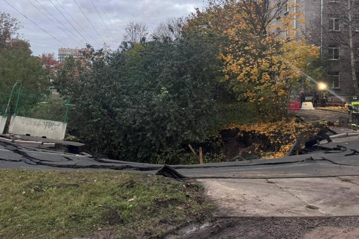 СК Петербурга расследует обстоятельства провала асфальта на Муринском проспекте
