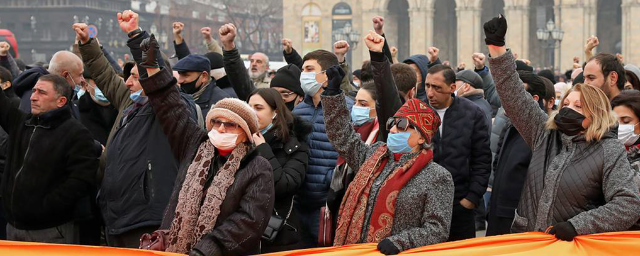 Оппозиционеры блокируют правительственные здания в Ереване