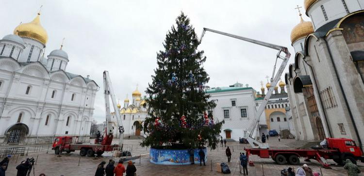 На Соборной площади Кремля открыли главную новогоднюю ель России