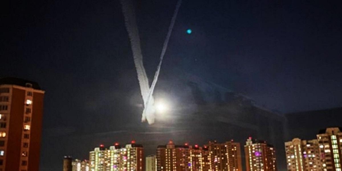 Жители Москвы увидели в небе загадочное послание