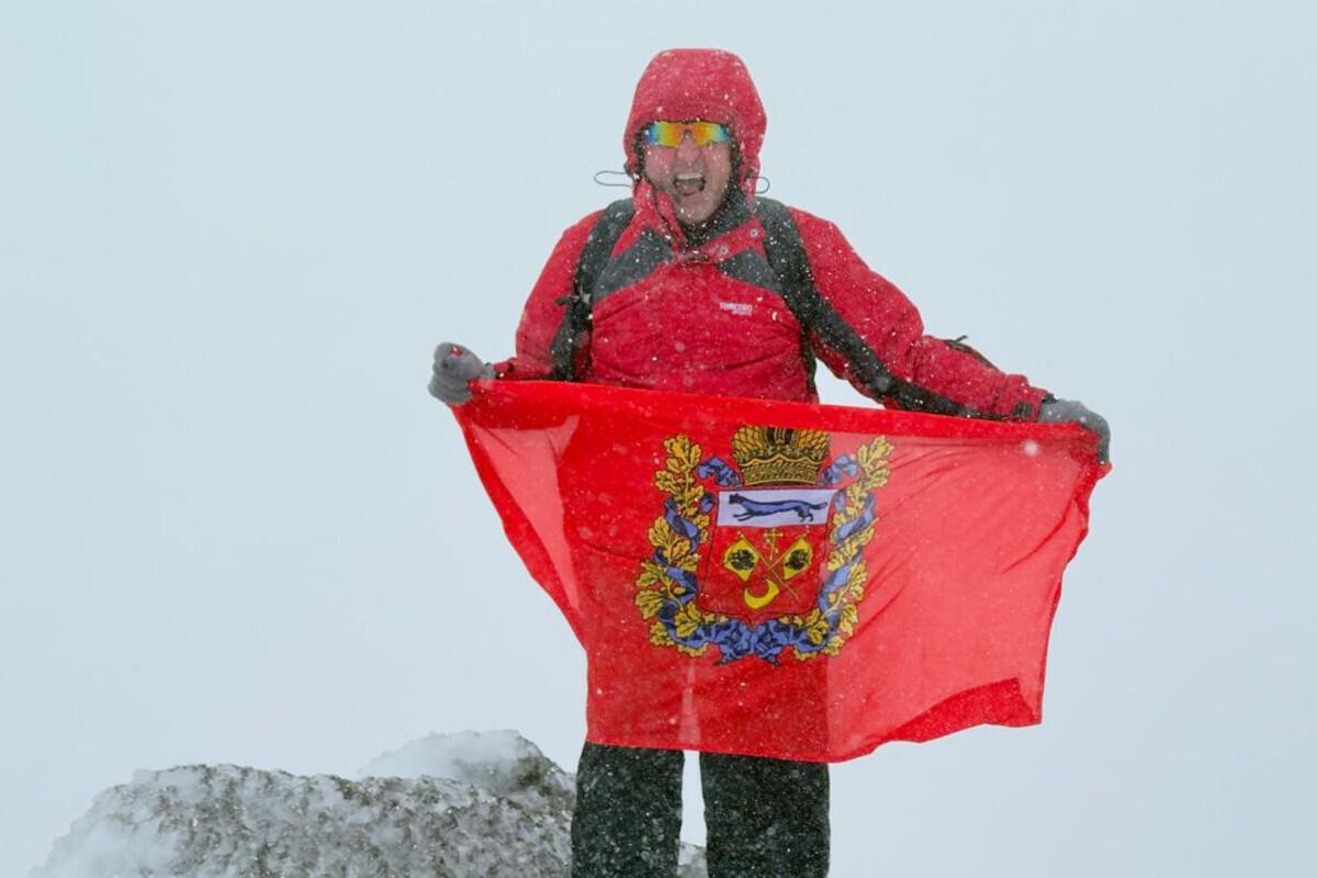 Оренбуржец покорил высшую точку Австралии и поднял флаг региона