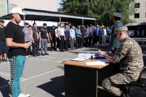 В Казахстане отказавшихся идти служить призывников доставляют в военкоматы силой