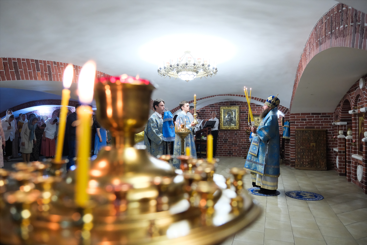 Председатель Думы Астраханской области Игорь Мартынов поздравил митрополита Астраханского и Камызякского Никона с архиерейской хиротонией