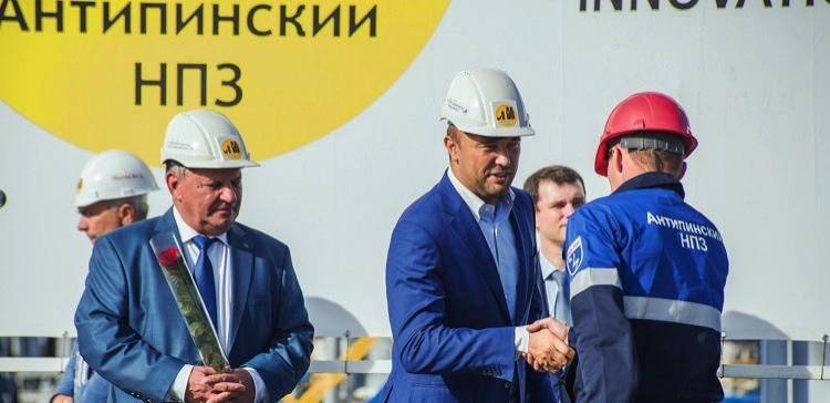 В День нефтяника Дмитрий Мазуров наградил сотрудников Антипинского НПЗ