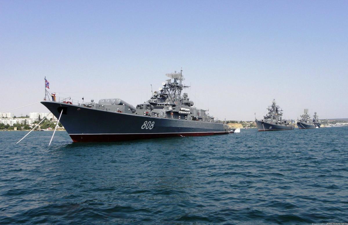 В Севастопольской бухте корабли ЧФ выстроили в парадный строй