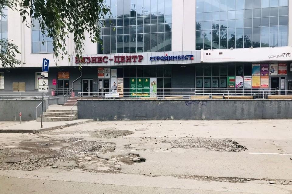 В Новосибирске около МФЦ дорожники нанесли разметку поверх глубокой ямы