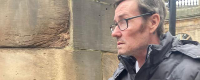 Житель Британии, который хранил труп в морозильнике два года, обвиняется в мошенничестве