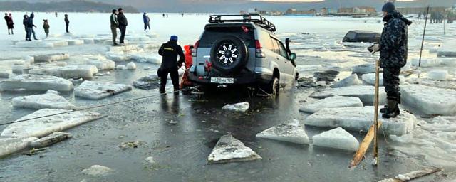 В Новосибирской области за выезжающими на лед рыбаками будут следить камеры